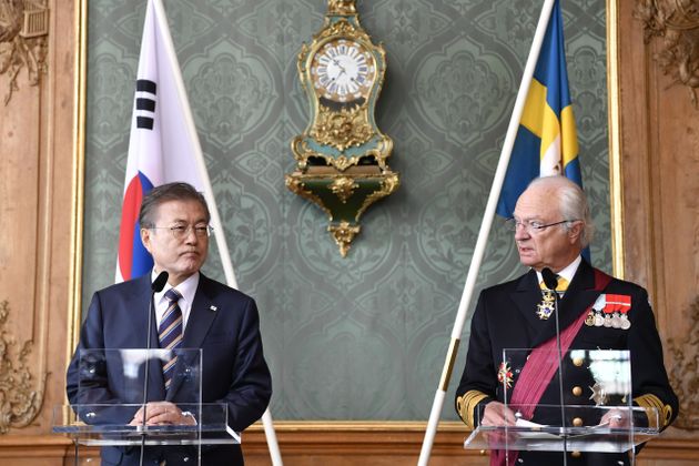 14일(현지시간) 기자회견 중인 문재인 대통령과 스웨덴의 국왕 칼 구스타프 16세.