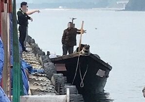 지난 15일 북한 선원들이 삼척항 부두에 정박한 뒤 주민과 대화를 나누는 모습