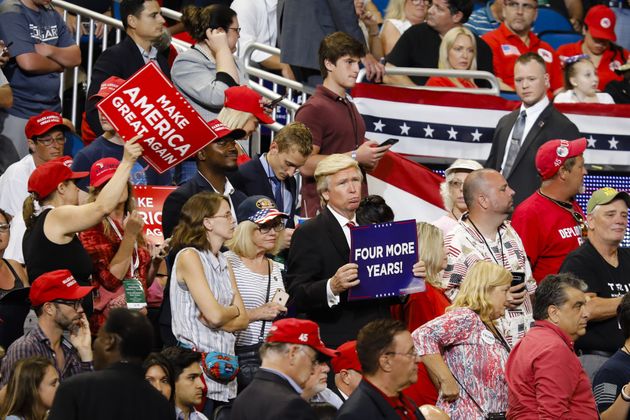 트럼프 대선 출정식을 보기 위해 지지자들은 40시간 전부터 줄을 섰다(현장 사진)