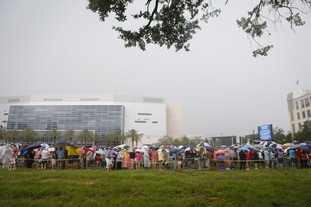 트럼프 대선 출정식을 보기 위해 지지자들은 40시간 전부터 줄을 섰다(현장 사진)