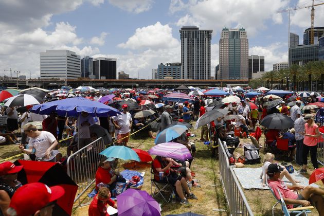 트럼프 대선 출정식을 보기 위해 지지자들은 40시간 전부터 줄을 섰다(현장 사진)