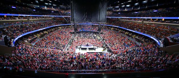 트럼프 대선 출정식을 보기 위해 지지자들은 40시간 전부터 줄을 섰다(현장 사진)