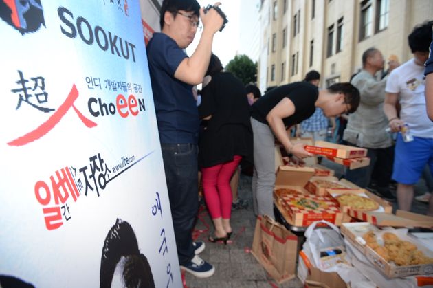 일간베스트저장소(이하 일베) 회원들과 자유청년연합 회원들이 2014년 9월 13일 오후 광화문 단식농성장 인근인 동아일보 사옥 앞에서 치킨과 피자를 먹는 '폭식 퍼포먼스'를 벌였다.