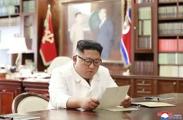 김정은 북한 국무위원장이 트럼프 대통령의 친서를 읽는 모습을 조선중앙통신이 23일 홈페이지를 통해 공개했다.