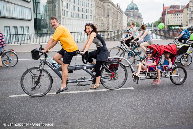 독일 베를린에서 자전거를 타고 있는 가족
