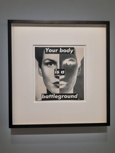 1989년 작업한 크루거의 대표작 '당신의 몸은 전쟁터다'의 원이미지 작업을 이번 전시에서 볼 수 있다. 페미니즘 미술가로서의 명성을 확고하게 해준 작품이다. 