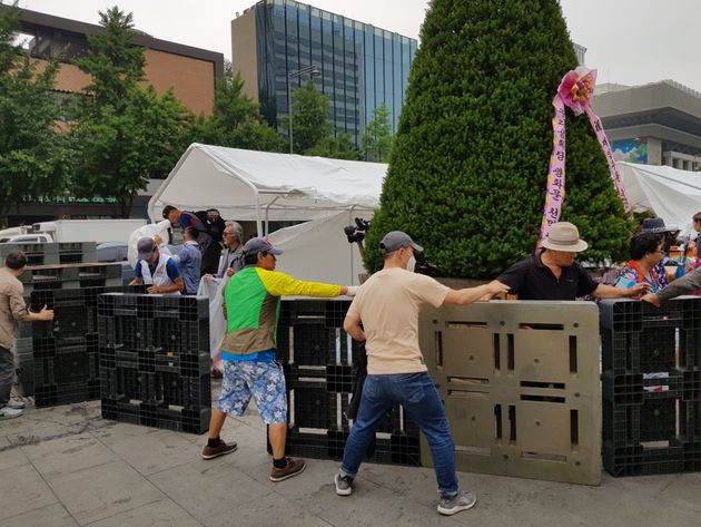 28일 오전 우리공화당 측이 농성장 이동을 위해 서울 광화문광장에 설치된 천막을 해체하고 있다