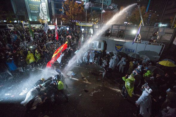 2015년 11월 14일 밤 서울 광화문 일대에서 민중총궐기 대회를 하려던 시민들에게 경찰이 물대포를 쏘고 있다.