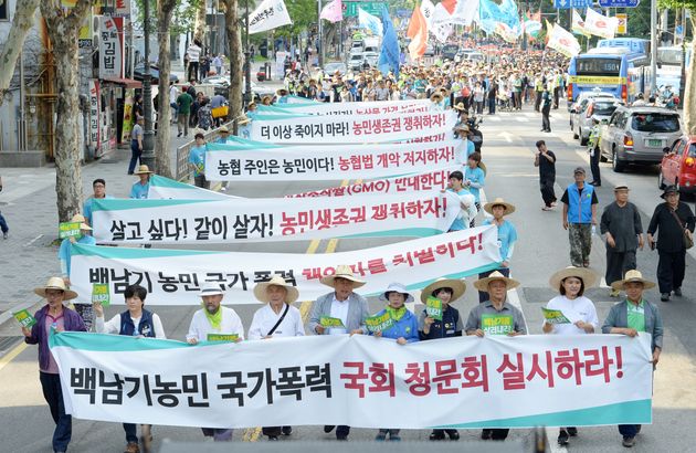 2016년 6월 25일 서울 종로구 대학로에서 열린 '2016 전국농민대회'에 참석한 농민들과 집회 참가자들이 백남기 농민 청문회 실시와 농민생존권을 요구하며 행진을 하고 있다.