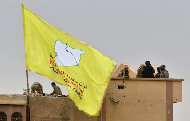 시리아민주군(SDF)의 노란색 깃발이 이슬람국가의 마지막 거점이었던 시리아 동부도시 바구즈의 한 건물에 걸렸다. 시리아민주군은 성명을 내 “이슬람국가의 영토가 100% 상실됐다”고 선언했다.<br /></div>