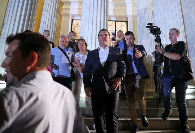 알렉시스 치프라스 총리가 선거 결과에 대한 입장을 밝힌 뒤 기자회견을 떠나고 있다. 아테네, 그리스. 2019년 7월7일.