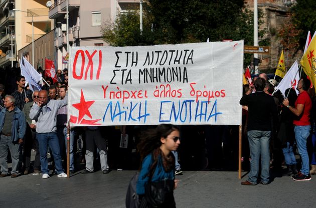 지난 2015년 치프라스 총리가 끝내 3차 구제금융에 합의한 이후 그리스 곳곳에서는 추가 긴축에 반대하는 시위가 열렸다. 사진은 치프라스 정부 출범 이후 처음으로 진행된 노조 총파업 당시 시위에 나선 시민들이 '긴축 반대' 깃발을 내건 모습. 테살로니키, 그리스. 2015년 11월12일.