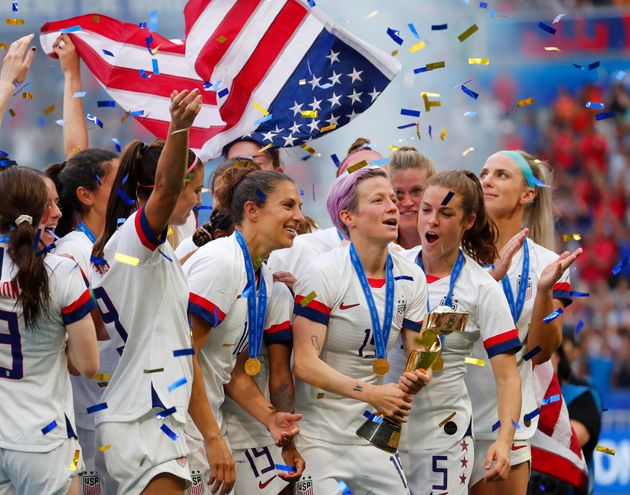 2019 FIFA 여자 월드컵 결승에서 네덜란드를 꺾고 우승을 차지한 미국 대표팀 선수들이 트로피를 들어올리고 있다. 리옹, 프랑스. 2019년 7월7일.