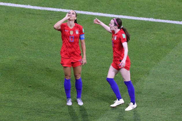 2019 FIFA 여자월드컵 준결승 미국 : 잉글랜드 경기에서 미국 대표팀의 알렉스 모건이 이날 경기의 결승골을 넣은 뒤 차를 홀짝거리는 골 셀러브레이션을 선보이고 있다. 리옹, 프랑스. 2019년 7월2일.