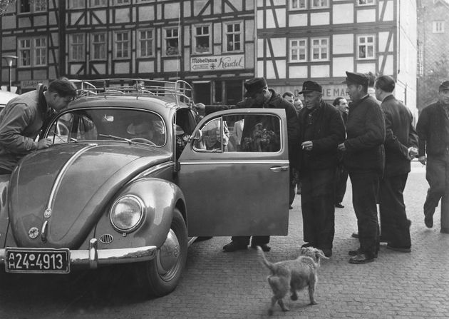 1950년대, 독일 시민들이 비틀을 살펴보는 모습.