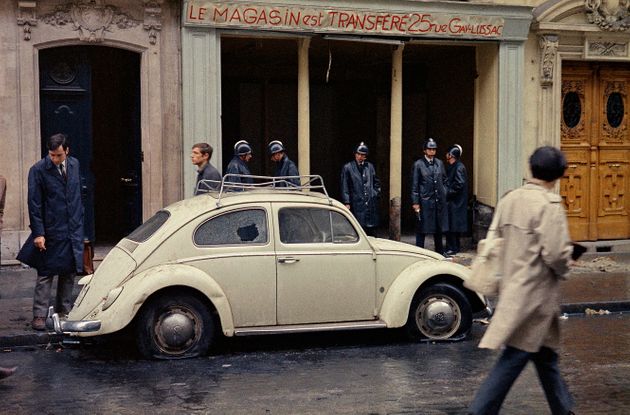 '20세기의 아이콘'인 비틀은 역사의 여러 순간들을 함께 했다. 1968년 5월 학생집회가 열린 날 파리 라틴지구의 한 골목에 경찰들이 서있다.