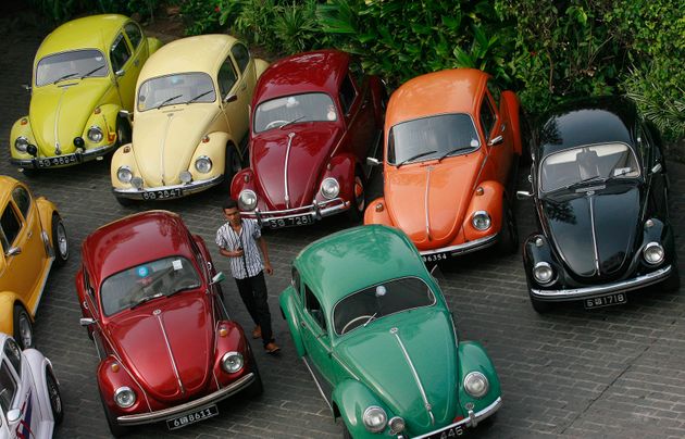 2011년 스리랑카 콜롬보에서 열린 '폭스바겐의 날' 모인 비틀 차량 여러대가 늘어서있다.