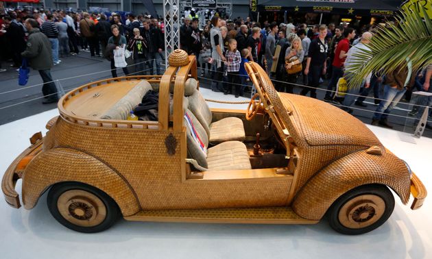 2013년 독일 에센 모터쇼에서 보스니아 헤르체고비나에 사는 비틀 팬 모미르 보직이 직접 개조한 '우드 비틀'을 선보였다. 오크 소재의 부품 2만개를 차 내부와 외부 표면에 붙였으며, 실제로 도로 주행도 가능하다. 