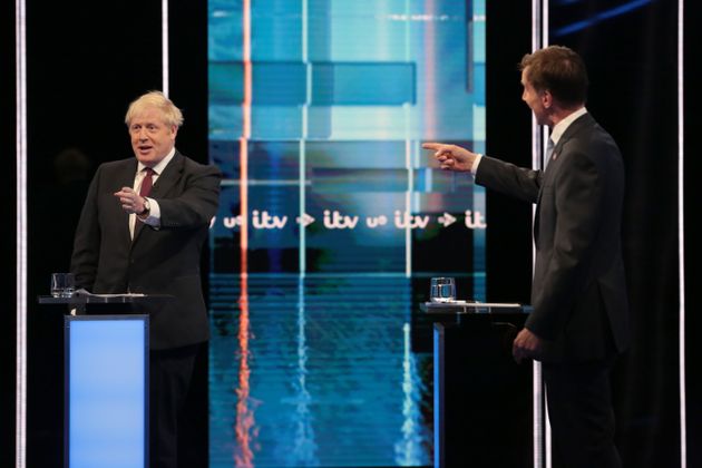 영국 차기 총리(보수당 대표) 후보 보리스 존슨(왼쪽)과 제러미 헌트가 TV토론을 벌이고 있다. 2019년 7월9일.