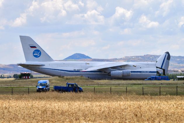 러시아의 지대공 미사일 시스템 S-400을 실은 AN-124 화물기가 무르테드 공군기지에 도착했다. 앙카라, 터키. 2019년 7월12일.