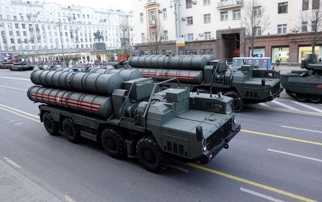 사진은 러시아 승전 기념일 퍼레이드 리허설에 등장한 지대공 미사일 방어 시스템 S-400의 모습. 모스크바, 러시아. 2019년 4월29일.