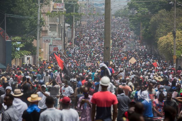 아이티 국민들이 6월 9일 조베넬 모이즈(Jovenel Moïse) 대통령 퇴진을 요구하는 시위에서 포르포프랭스 거리로 가두 행진 하고 있다.