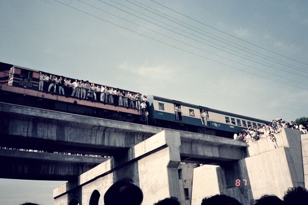 1987년 7월9일 이한열 열사의 장례식이 진행될 당시 운구차량을 지켜보기 위해 기차 밖으로 몸을 내밀고 있는 시민들. 