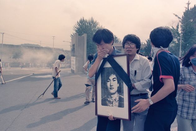 1987년 7월9일 이한열 열사의 장례식 당시 이 열사의 영정 사진을 들고 울고 있는 우상호 당시 연세대학교 학생회장. 