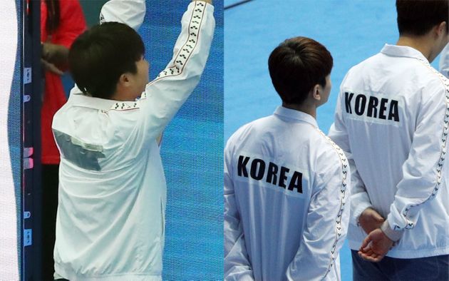 14일 남자 1m 스프링보드 결승전 직전 테이프로 가린 상의를 입은 우하람(왼쪽).  15일 유니폼에 대한 지적이 나오자 'KOREA'가 덧대인 트레이닝복 입은 우하람(오른쪽)