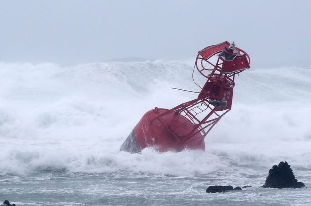 2018년 8월 23일 제19호 태풍 솔릭이 북상중인 제주 서귀포시 남원읍 해안에 등부표가 강한 파도를 이기지 못하고 파손된 채 떠밀려와 있다