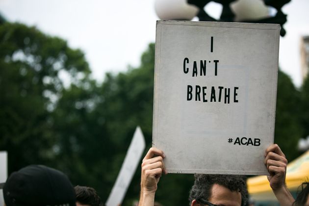 흑인에 대한 경찰관의 폭력성을 규탄하는 시위에 등장한 '숨을 못 쉬겠다' 팻말. 에릭 가너가 의식을 잃기 전 마지막으로 남긴 말이었다. 뉴욕, 미국. 2016년 7월7일.