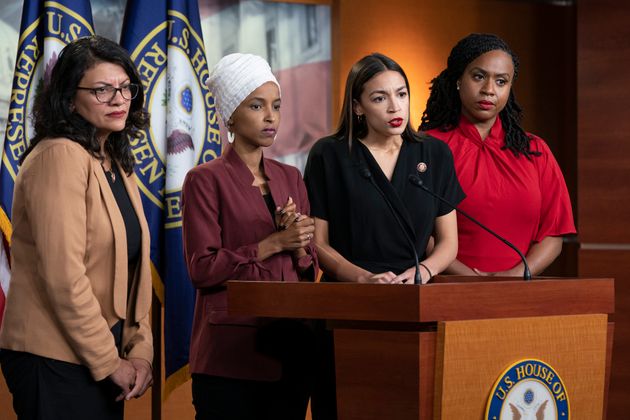 도널드 트럼프 대통령으로부터 '원래 나라로 돌아가라'는 공격을 받은 민주당 여성 하원의원들. 이들 중 세 명은 미국에서 태어났으며, 네 명 모두 미국 시민이다. (왼쪽부터) 라시다 틀라입, 일한 오마르, 알렉산드리아 오카시오-코르테즈, 아야나 프레슬리 하원의원. 