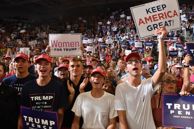 도널드 트럼프 대통령의 선거 유세장에 모인 지지자들이 환호하고 있다. 노스캐롤라이나주 그린빌, 미국. 2019년 7월17일.