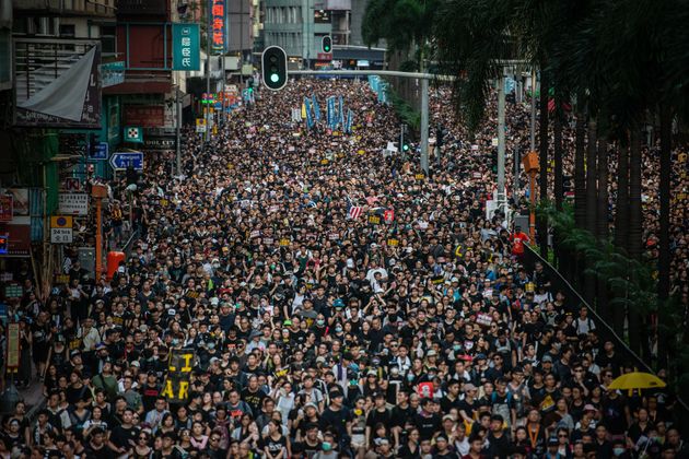홍콩 거리를 행진하는 시민들의 모습. 7주째 계속되고 있는 이날 범죄인 인도법 반대 시위에는 43만여명(주최 측 추산)이 모였다. 2019년 7월21일.
