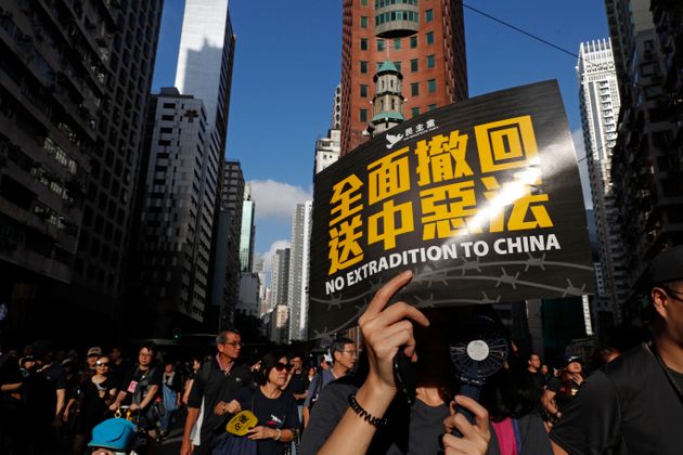 '범죄인 인도법 완전 폐기'를 요구하는 홍콩 시민들이 행진하고 있다. 2019년 7월21일.