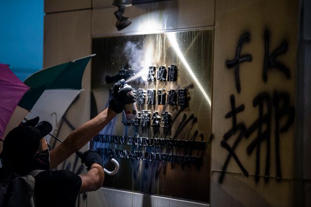 시위대는 검은색 스프레이로 중앙인민정부 홍콩 특별행정구 연락판공실 외벽과 현판에 중국 정부를 비판하는 문구를 적었다. 2019년 7월21일.