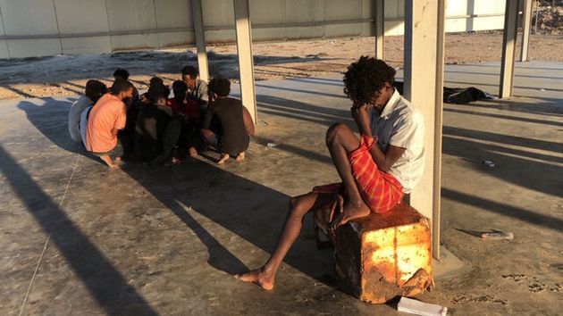 리비아 수도 트리폴리 동쪽 코마스 인근 해안에서 침몰한 목선에서 구조된 이민자들의 모습. 코마스, 리비아. 2019년 7월25일.