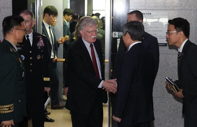 지난 24일 오전 존 볼턴 미국 백악관 국가안보회의 보좌관이 정경두 국방부 장관과 면담을 위해 서울 용산구 국방부를 방문하고 있다. 신소영 기자