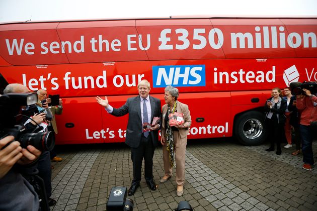 2016년 국민투표를 앞두고 보리스 존슨이 EU 탈퇴 진영(Vote Leave)의 선거운동 버스를 공개하고 있다. 2016년 5월11일.