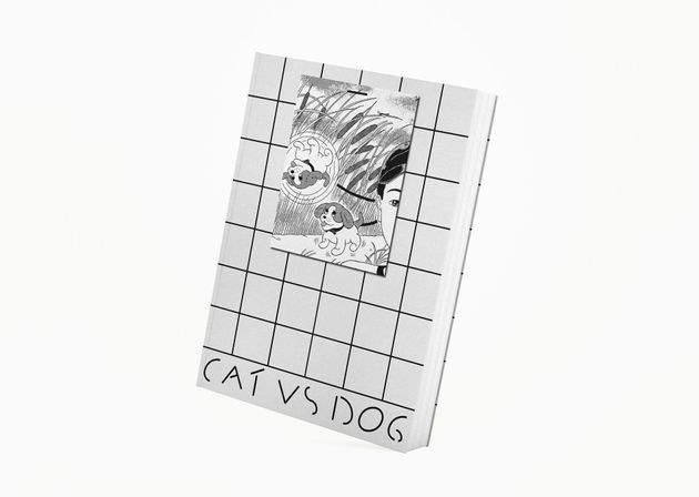 'Cat vs Dog' 책 표지는 인쇄 시 필연적으로 발생하는 파지를 모아 스테이플러로 손수 찍어 만들어진다.