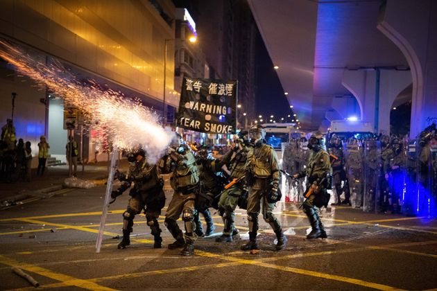 홍콩 경찰이 셩완 지역에서 시위대를 향해 최루탄을 발사하고 있다. 홍콩. 2019년 7월28일.