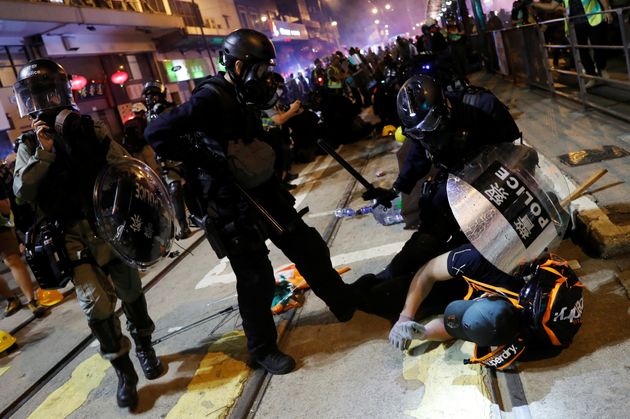 홍콩 경찰이 시위자를 체포하는 모습. 홍콩. 2019년 7월28일.