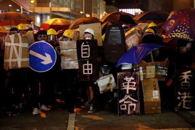 홍콩주재 중국 연락사무소 인근에서 시위에 참여한 홍콩 시민들이 도로 표지판과 우산 등으로 방어 태세를 취하고 있다. 홍콩. 2019년 7월28일.