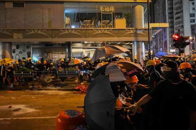 최루액에 대비해 고글과 우산으로 '무장'한 홍콩 시민들이 셩완 지역에서 경찰과 대치하고 있다. 홍콩. 2019년 7월28일.
