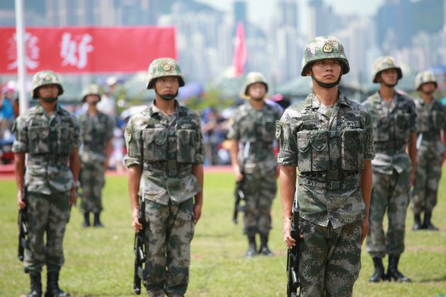 중국 정부가 홍콩 시위에 인민해방군을 투입할 가능성을 언급하고 있다. 사진은 스톤커터스섬 기지에 배치된 인민해방군 소속 군인들이 부대 공개 행사를 맞아 시민들에게 훈련 모습을 공개하는 모습. 홍콩, 2019년 6월30일.