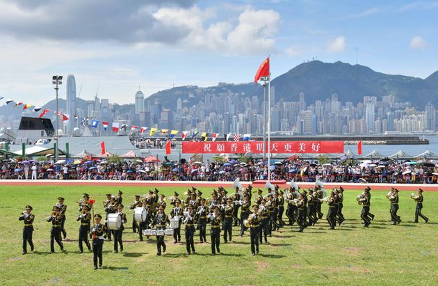 스톤커터스섬 기지에 배치된 인민해방군 소속 군인들이 부대 공개 행사를 맞아 시민들에게 훈련 모습을 공개하고 있다. 홍콩, 2019년 6월30일.