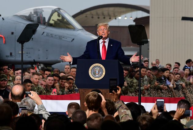 도널드 트럼프 미국 대통령이 오산 공군기지에서 미군 장병들 앞에서 연설하고 있다. 2019년 6월30일.