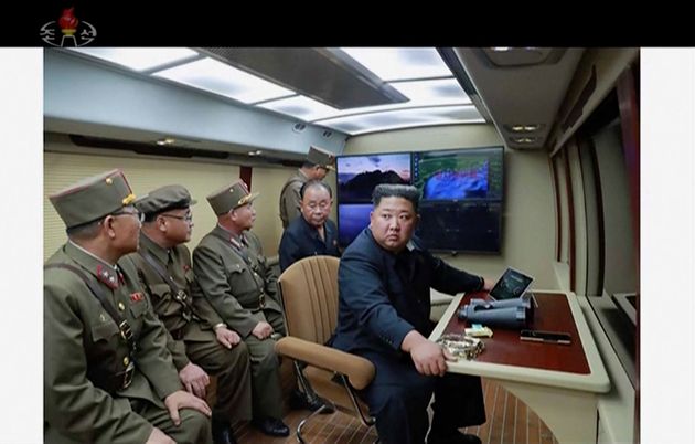 북한 조선중앙TV가 공개한 김정은 국무위원장의 8월1일 발사체 발사 지휘 모습.