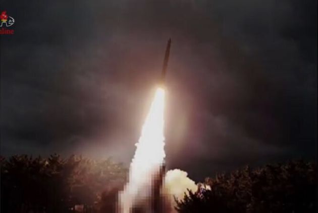 조선중앙TV가 1일 공개한 신형 대구경 조종 방사포 발사장면. 