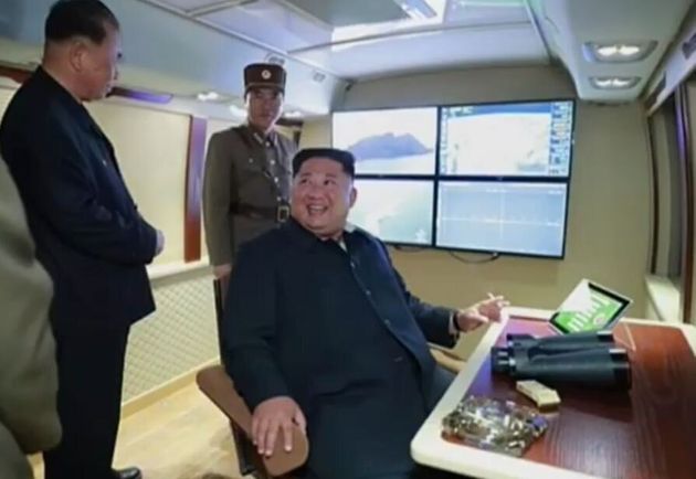 조선중앙TV가 1일 공개한 김정은 국무위원장이 신형 대구경조종방사포 시험사격을 지켜보고 있는 모습